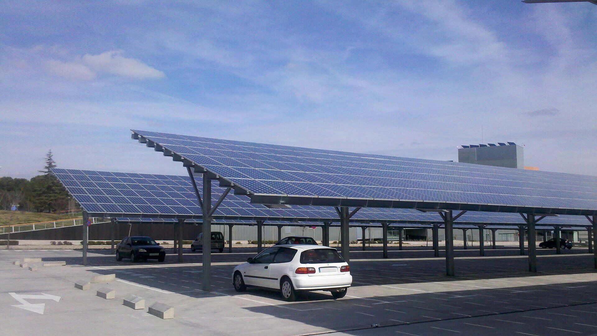 Solceller monterade som tak över parkeringsplatser
