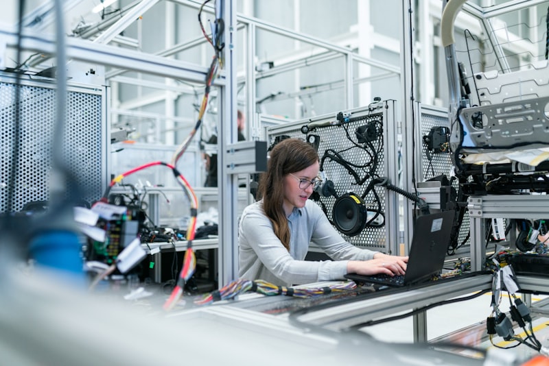 Tekniker vid en produktionslina i en industrihall