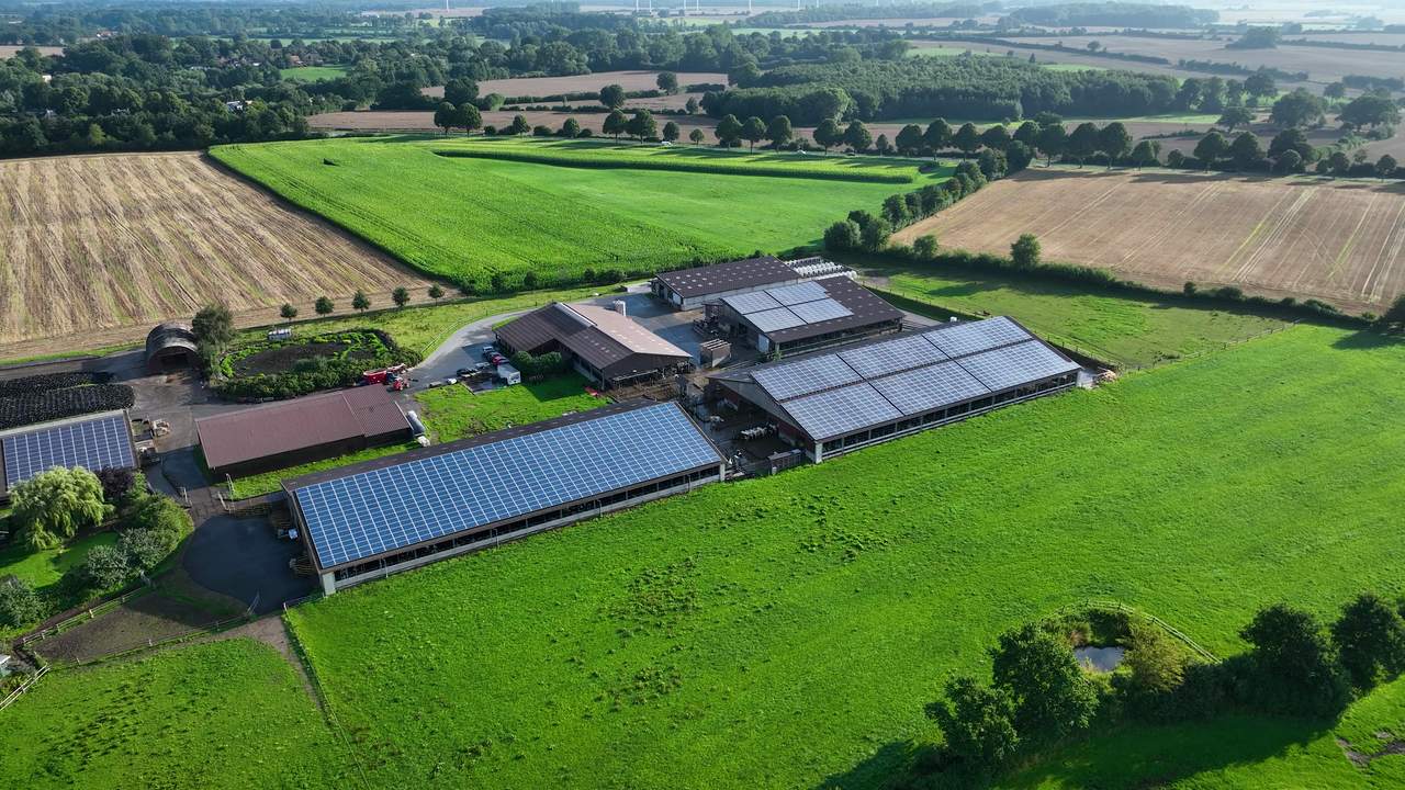 Lantgård med solceller på ladugårdstaken